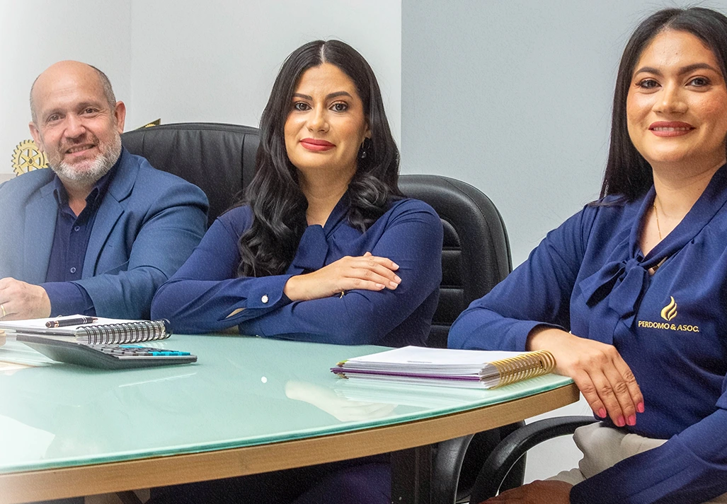 Equipe Perdomo & Asociados reunida no escritório